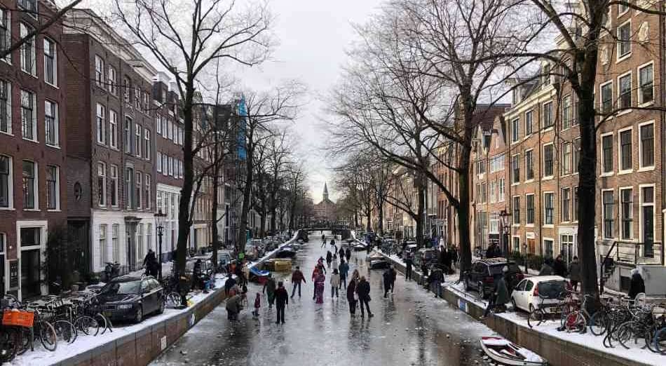 Skating on an Amsterdam canal in the winter of 2021-2022