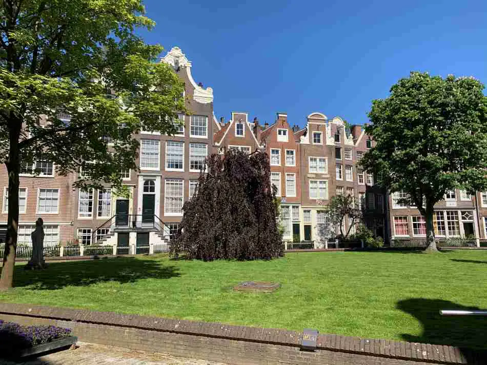 The inside of the Begijnhof in Amsterdam