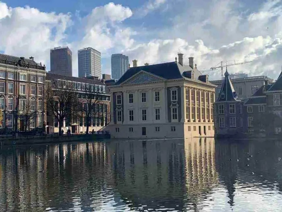 Het Mauritshuis in Den Haag, gelegen aan de Hofvijver en naast het Torentje van de premier